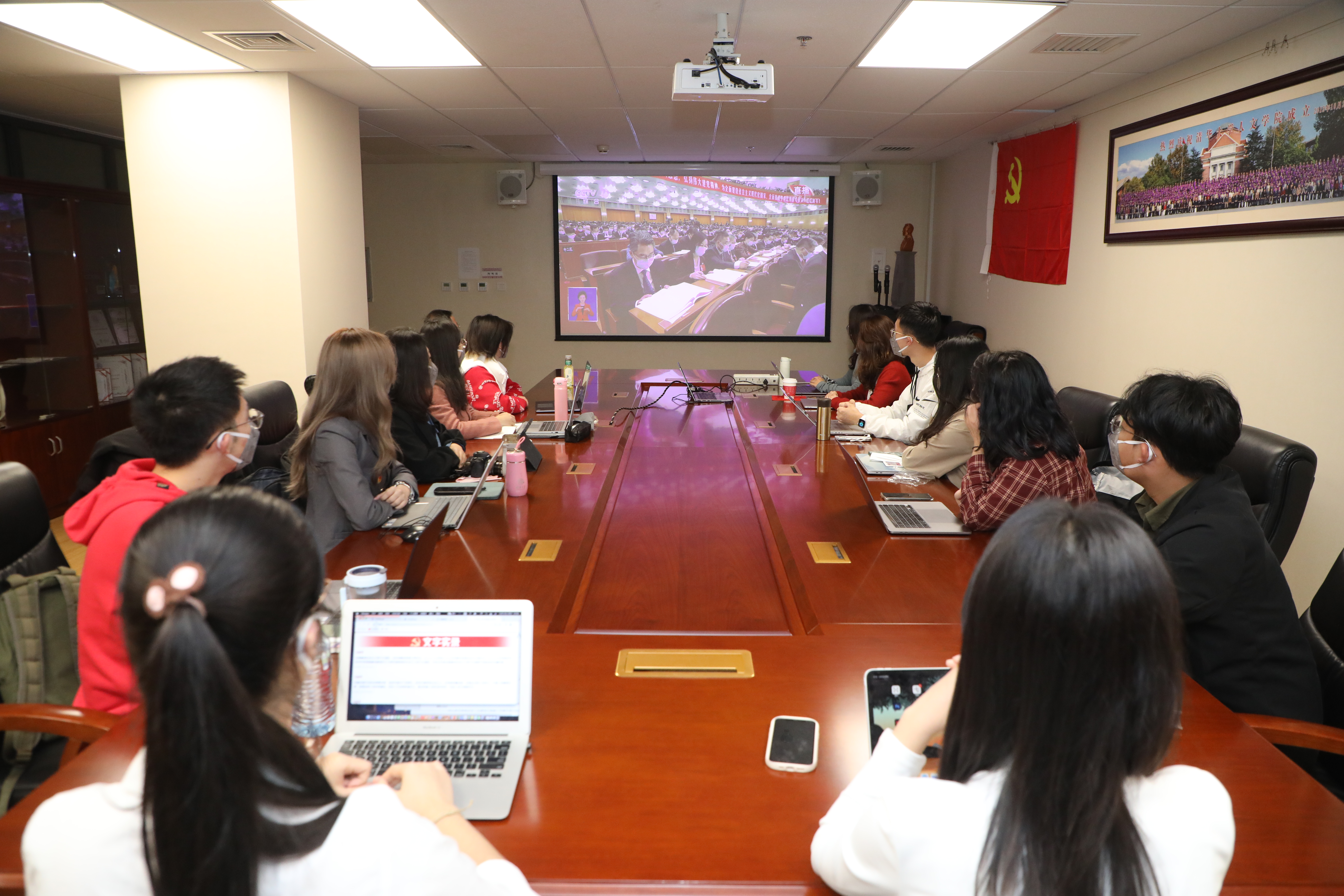 20221018-喜庆二十大，奋进新征程——乐竞官方端网站登录入口本科生党支部热切关注党的二十大开幕会-刘雪天-日新1党支部师生观看、学习党的二十大开幕会.JPG