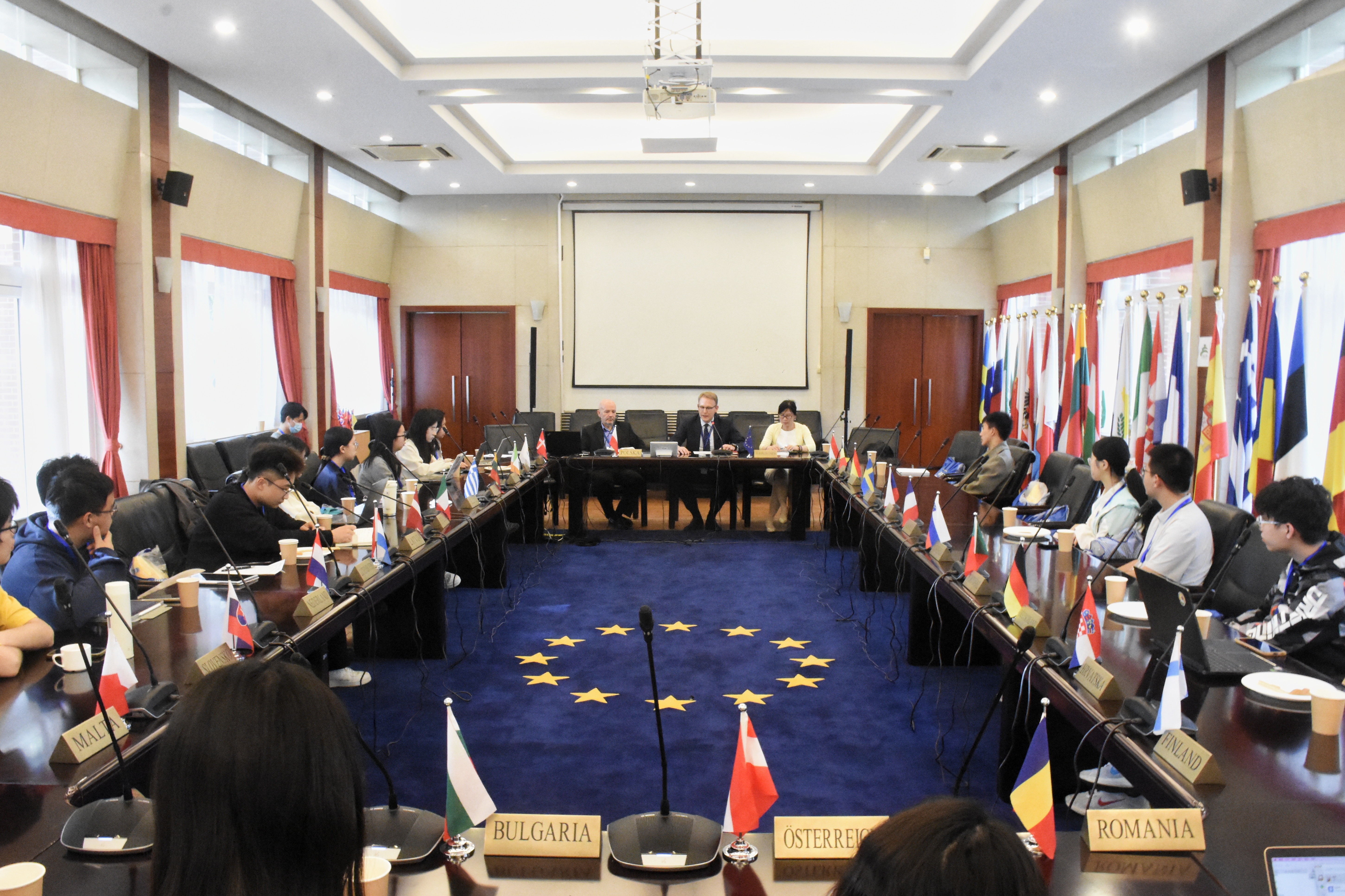 20250415-清华学子参访欧盟驻华使馆  在对话中体验文明交流互鉴-新闻学院-座谈交流活动现场.jpeg