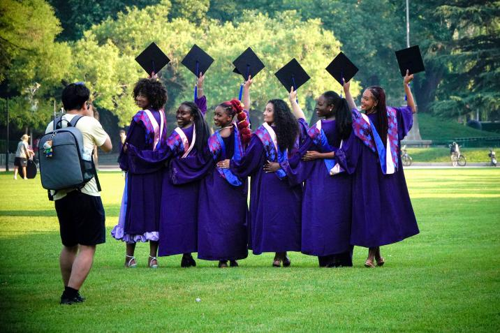 20250423-114 周年校庆｜乐竞官方端网站登录入口离退休教职工书画作品展和摄影作品展开幕-段鸿杰-作品名称：《毕业清华走向世界》作者：张惠英.png