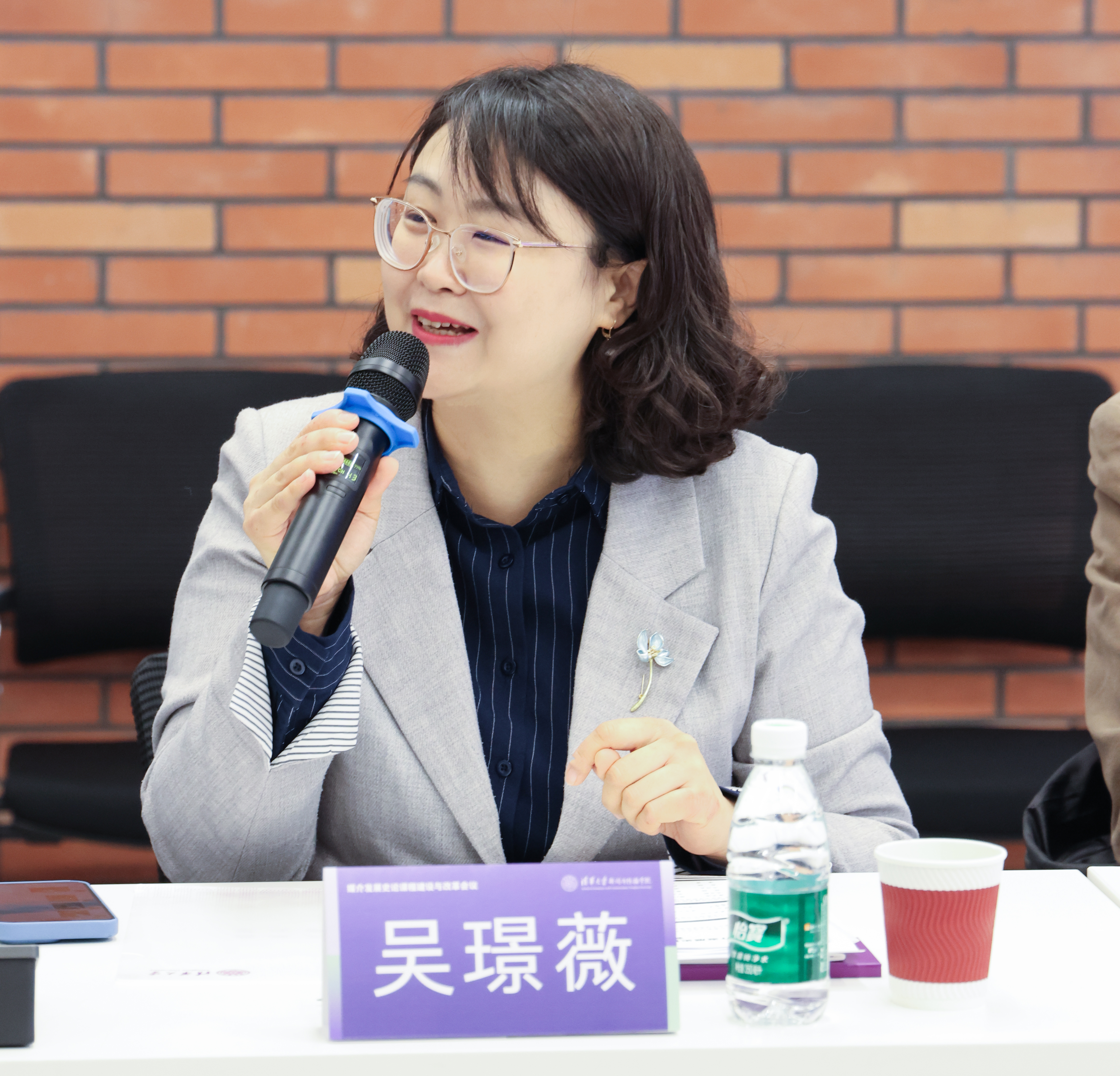 20241103-媒介发展史论课程建设与改革会议-新闻学院-乐竞官方端网站登录入口研究生教改项目负责人、新闻与传播学院副教授吴璟薇jpg