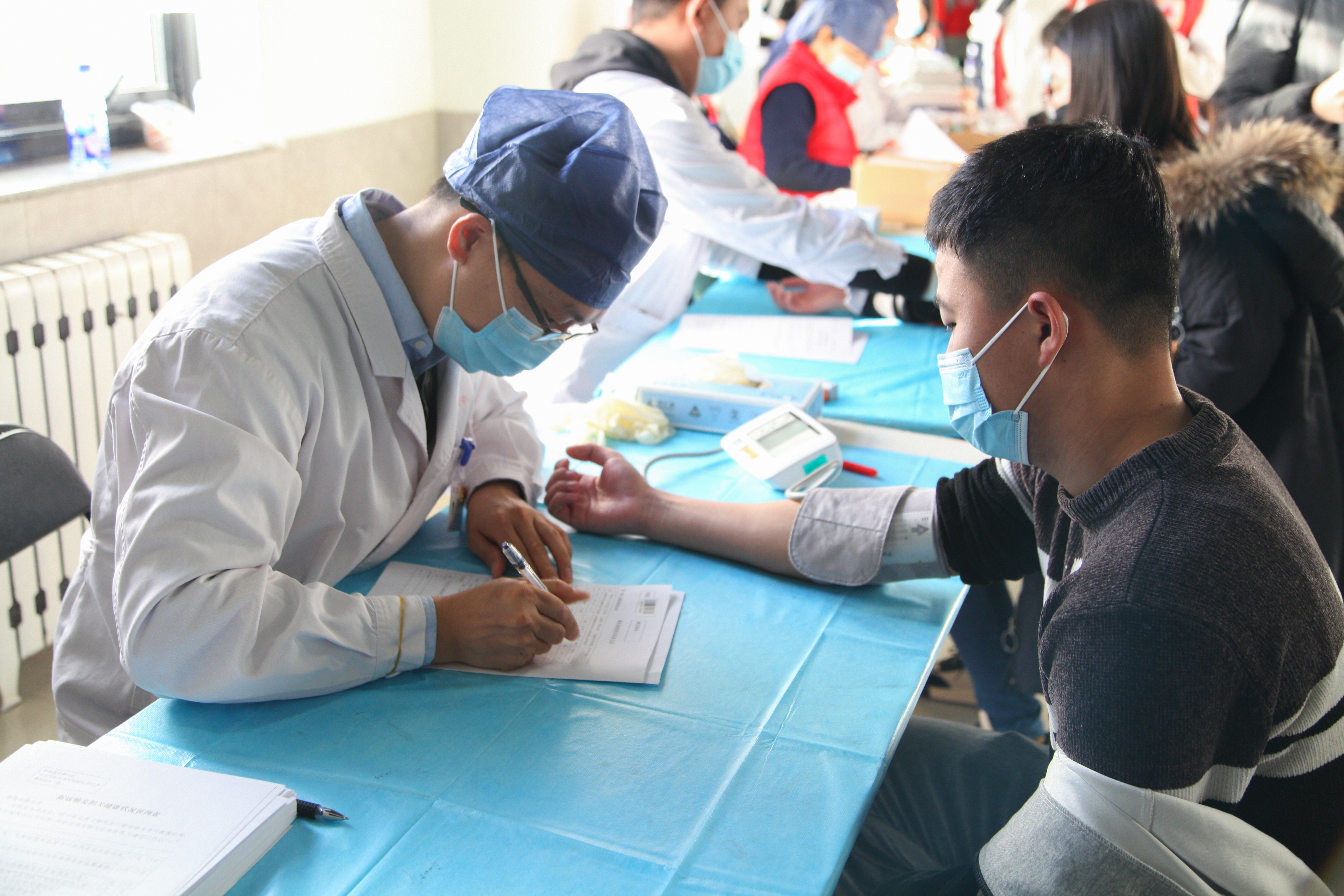 20211205-“奔向冬奥，‘清’春同行”乐竞官方端网站登录入口迎冬奥主题活动顺利举行-刘哲摄-献血同学正在接受体检jpg