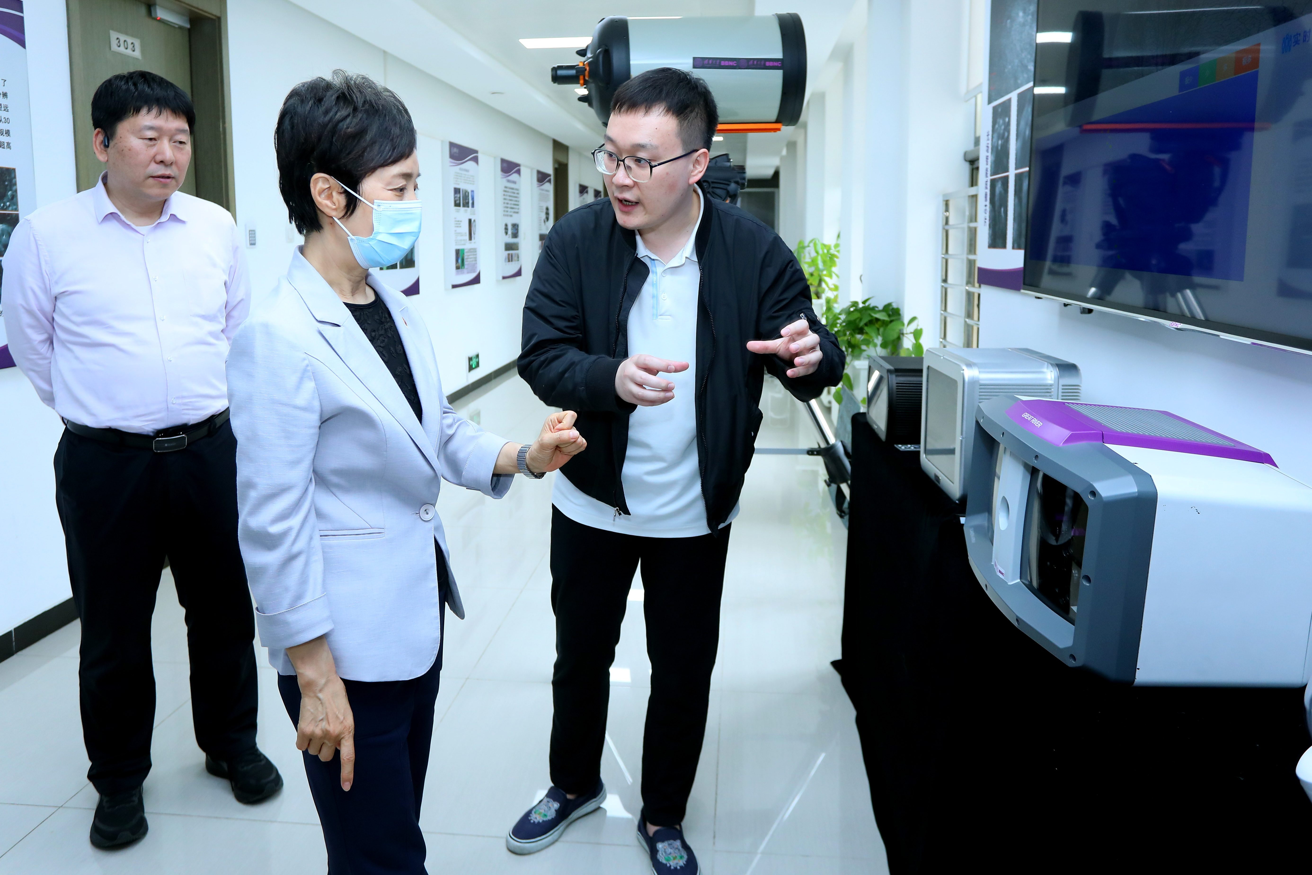 20230531-主题教育中央第五十三指导组调研乐竞官方端网站登录入口-组织部-焦扬参观成像与智能技术实验室.jpg