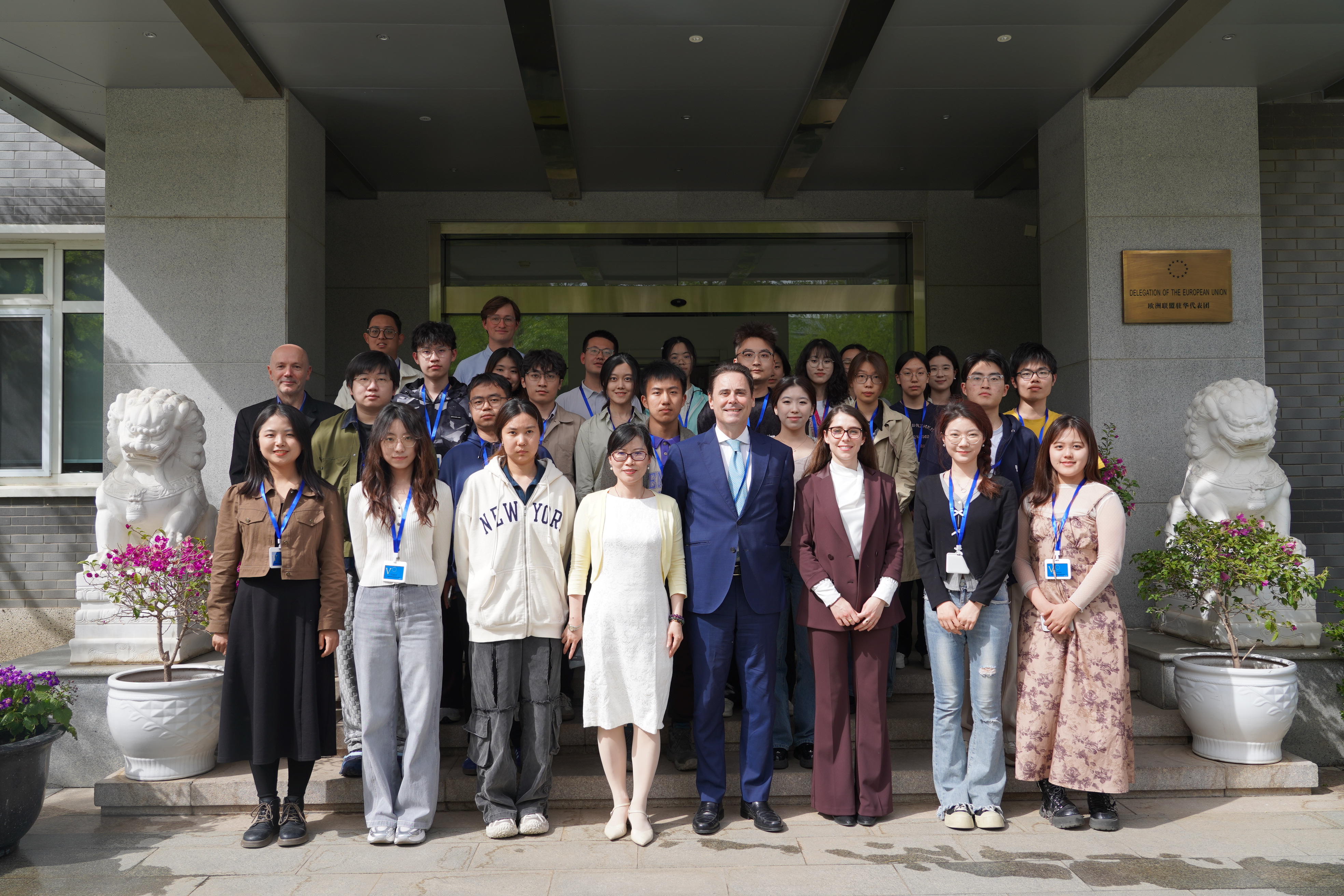 20250415-清华学子参访欧盟驻华使馆  在对话中体验文明交流互鉴-新闻学院-乐竞官方端网站登录入口师生与欧盟驻华代表团成员合影.jpeg