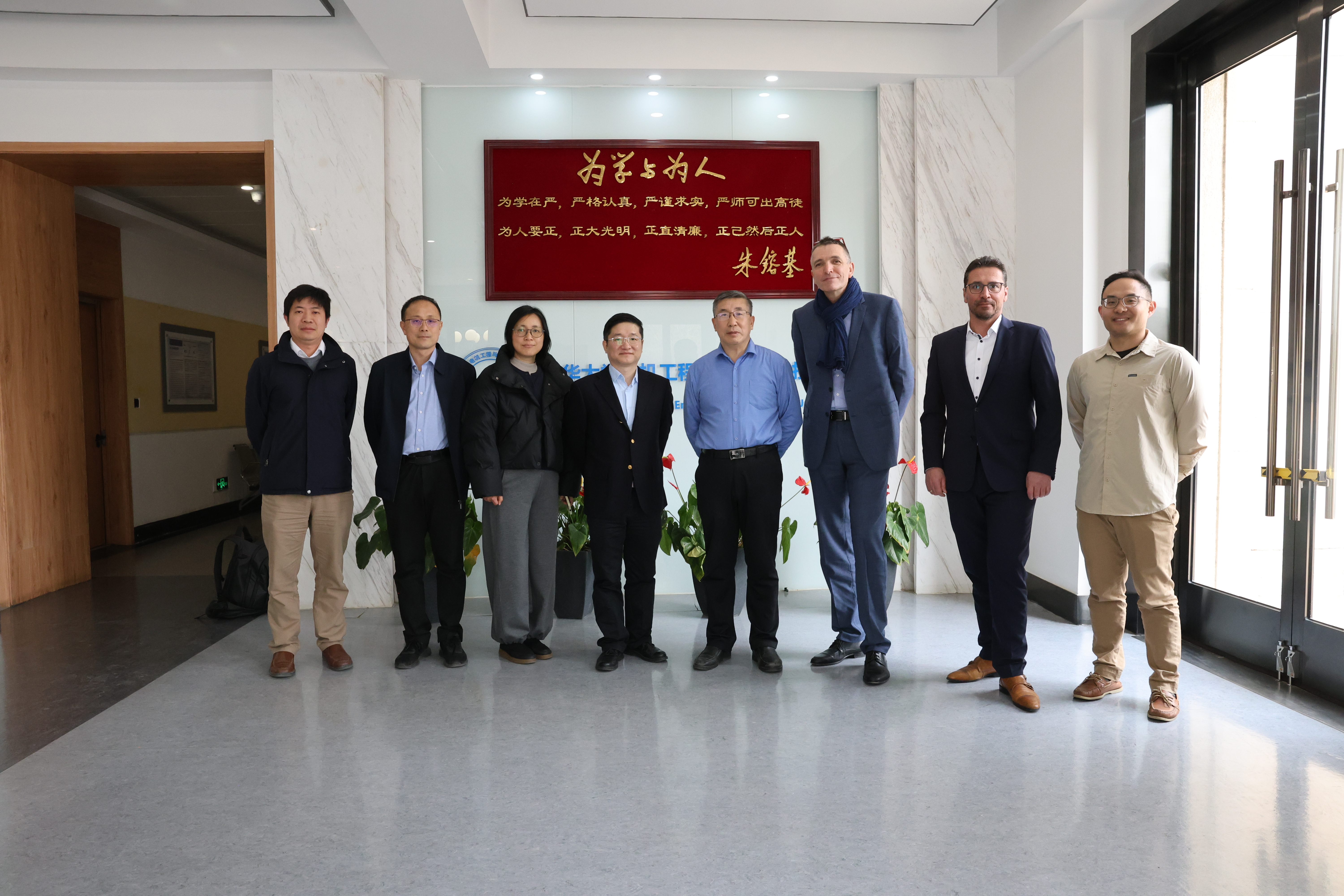 20250313-施耐德电气代表团访问乐竞官方端网站登录入口 探讨能源转型与绿色创新合作-电机系-施耐德电气代表团与电机系参加交流人员合影.jpg