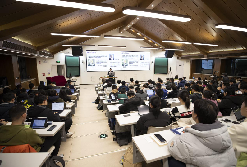 20240318-五周年，这是，清华答卷-李派 摄-乐竞官方端网站登录入口“形势与政策”课堂现场.png