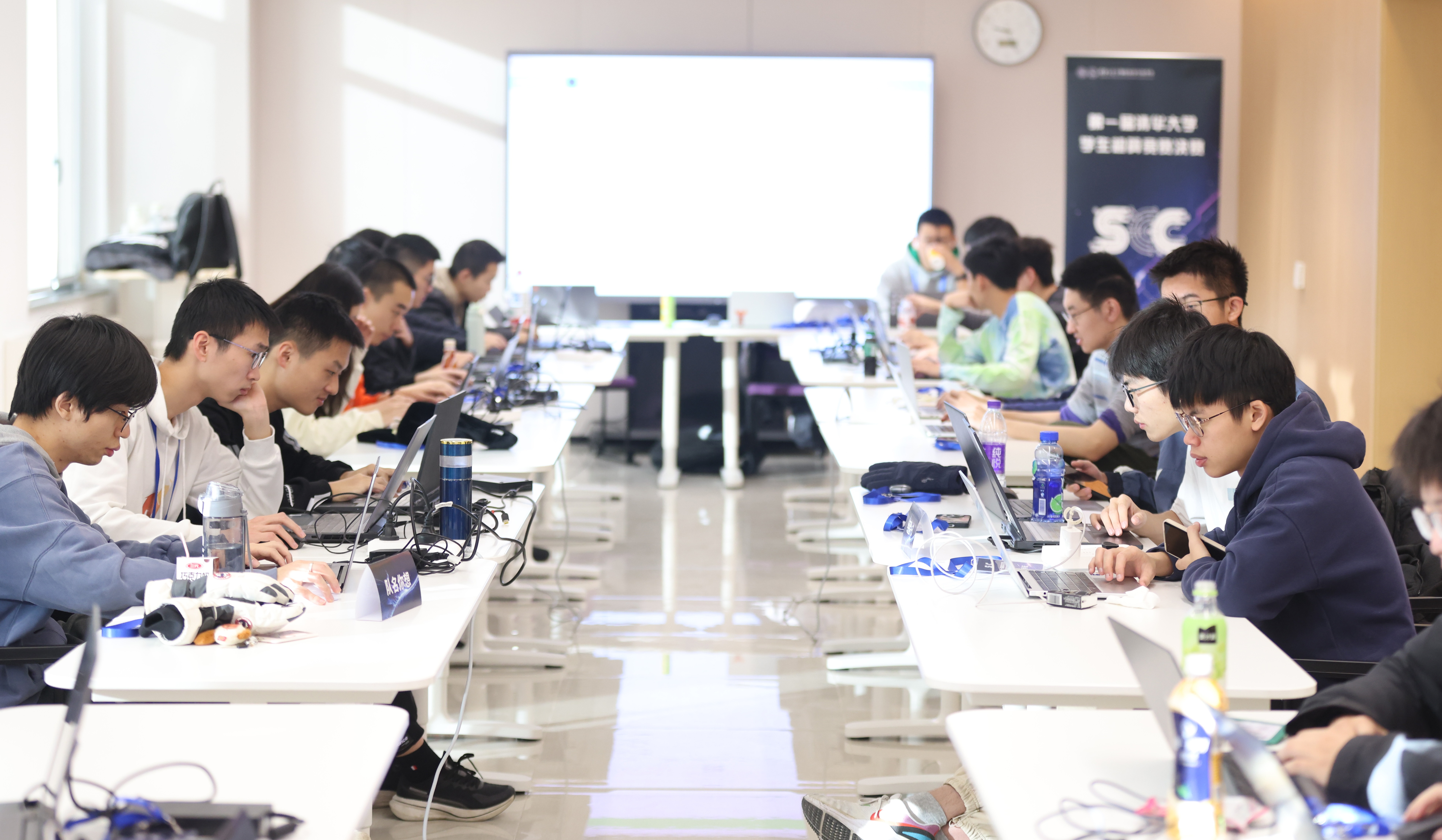 20241224-第一届乐竞官方端网站登录入口学生超算竞赛举行-学生-比赛现场.jpg