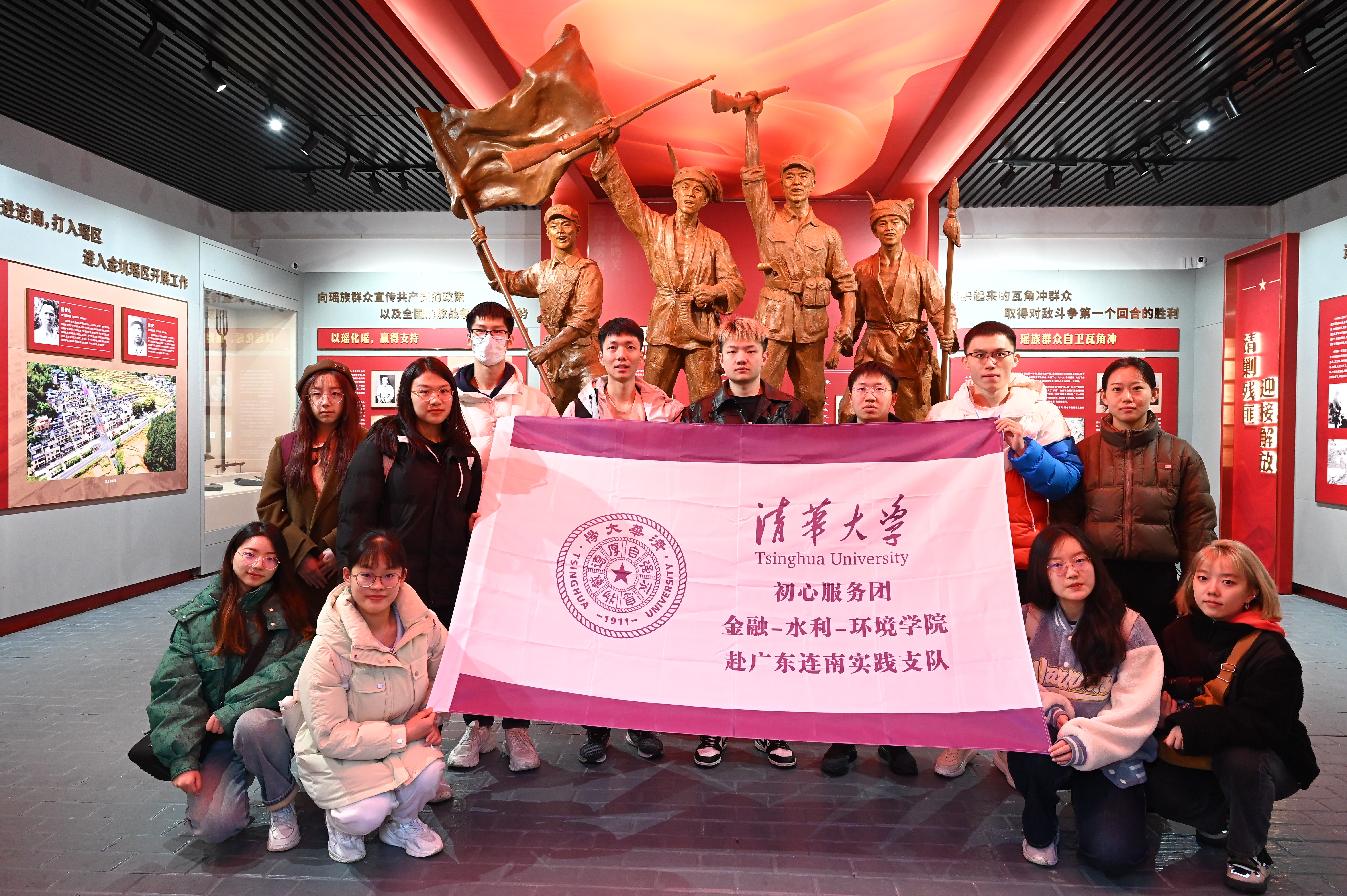 20240301-学思践悟启新程,挺膺担当绘青春——2024 年乐竞官方端网站登录入口研究生寒假社会实践总结回顾-“初心服务团”联合金融学院-水利系-环境学院赴广东连南实践支队-支队成员在红军烈士陵园重温入党誓词.jpg