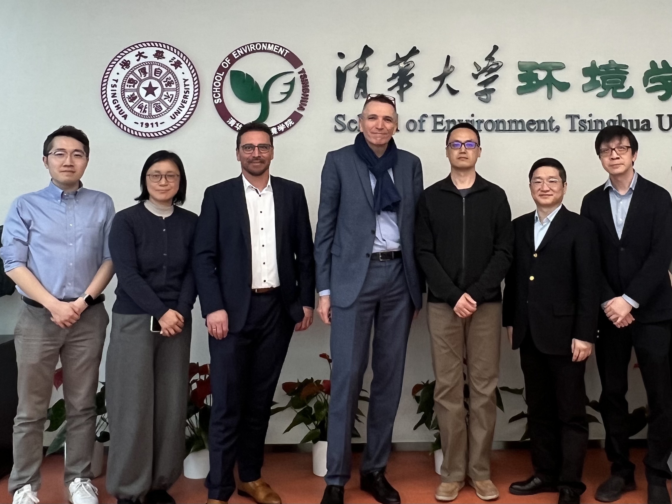 20250313-施耐德电气代表团访问乐竞官方端网站登录入口 探讨能源转型与绿色创新合作-环境学院-施耐德电气代表团与环境学院参加交流人员合影.jpg