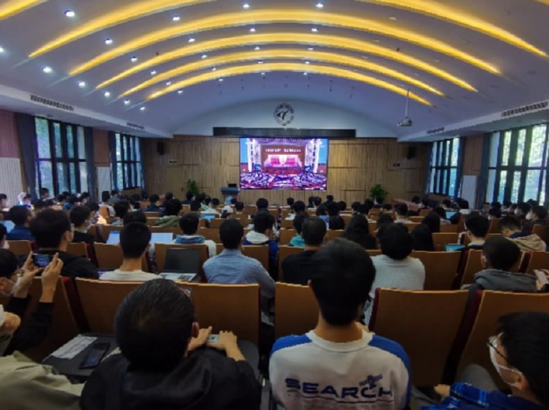 20221018-喜庆二十大，奋进新征程——乐竞官方端网站登录入口本科生党支部热切关注党的二十大开幕会-刘雪天-电机系集体观看党的二十大开幕会.png