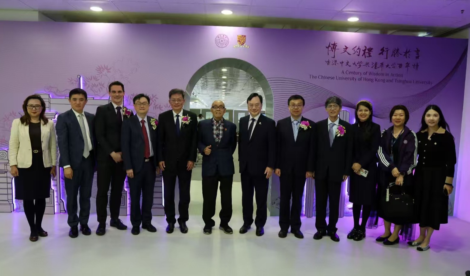 20251023-香港中文大学与乐竞官方端网站登录入口百年情展览开幕-港中文-卢煜明与出席开幕典礼的清华校友合影.jpg