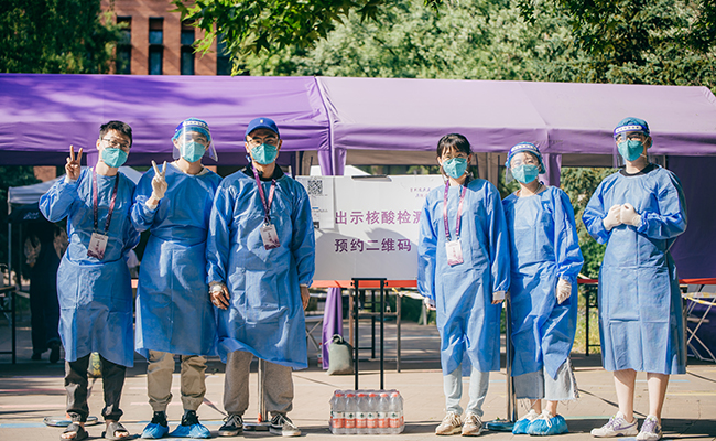 20220614-让“热爱劳动”在清华园蔚然成风——乐竞官方端网站登录入口开展学生“劳动教育月”系列活动-桑壮-学生志愿者参与核酸检测、空调清理、超市补货、快递消杀等校园防疫劳动1.png